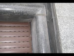 dettaglio sullo stto di conservazione di granito della facciata