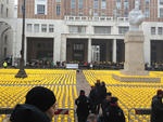 Piazza Affari ricoperta dai caschetti gialli